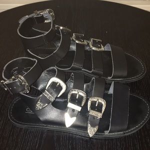 Wearer buckle black sandals